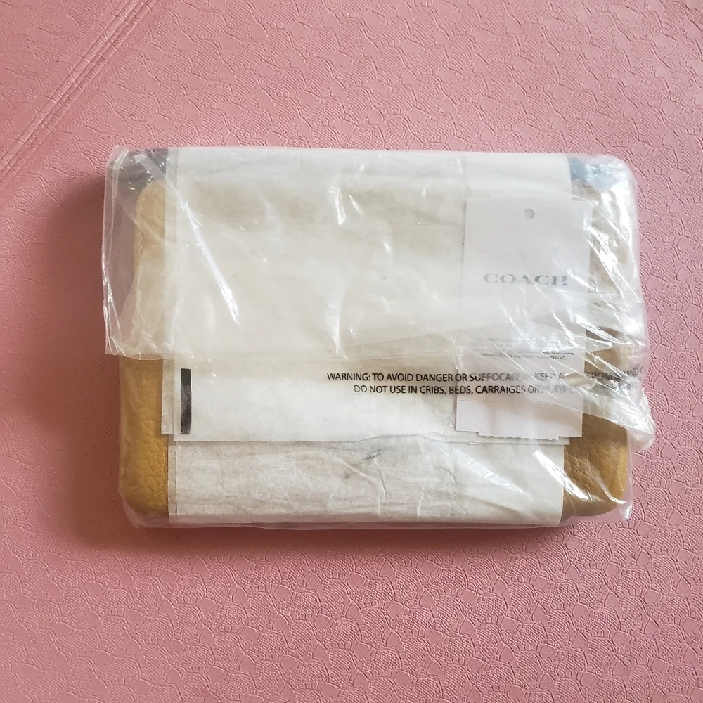 COACH X Peanuts Corner Zip Wristlet With Snoopy Present Motif, NWT - Picture 2 of 4